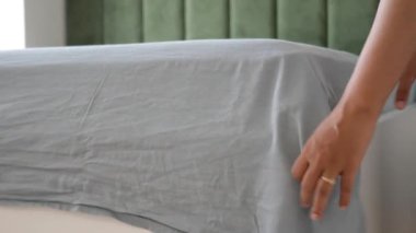 Genç kadınlar yatak odasında yatıyorlar.