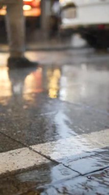 Yağmurlu bir günde su damlaları. Şehirde gece görüşü, seçici odaklanma .