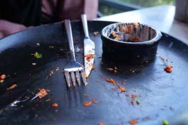 Çatallı boş bir tabak...