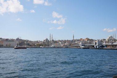 İstanbul 'un su kenarındaki göz kamaştırıcı silueti, tarihi binalar ve tekneler sergileniyor.