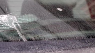 Arabanın ön camına kuş pisliği. Yakın plan görüntü..