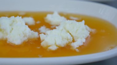 Tereyağlı krema ve bal masanın üstünde.