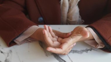  Genç kadın elleri bilek ağrısı çekiyor.,
