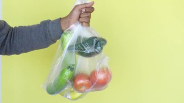 Temiz Plastik Torbada Taze Sebze Taşıma Sağlıklı Yeme ve Sıfır Atık Kavramı,