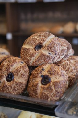 Kuru üzümle kaplı bu ekmek rulolarının tadını çıkarın. Her yemek ve atıştırmalık için mükemmeldir.