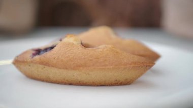 Yeni pişmiş bir böğürtlen finansörünün yakın plan görüntüsü bir tabakta güzelce yerleştirilmiş.