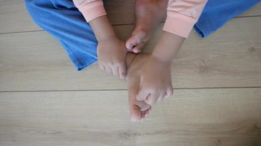 Ayakları kaşınan bir çocuk. .