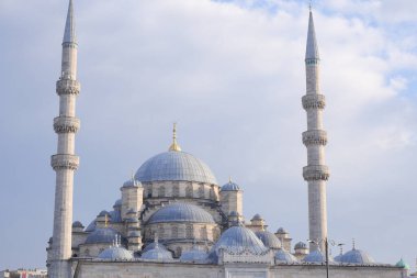 Zarif kubbeler ve yüksek minarelerin bulunduğu nefes kesici bir cami.