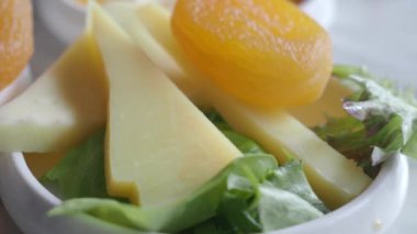 Renkli bir deneyim için krem peynirli taze bir tabak, çıtır salata ve tatlı meyveler.