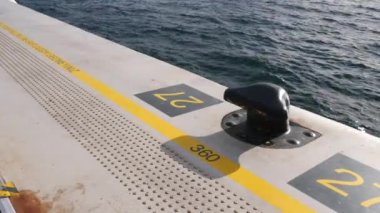 Bu görüntü rıhtımdaki bir demirleme kamerasının yakın çekimini gösteriyor, dalgalar yavaşça arkadan çarpıyor.