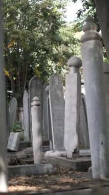 Türkiye İstanbul 19 Mayıs 2023. Osmanlı 'nın mezarlıktaki tarihi mezar taşları, 