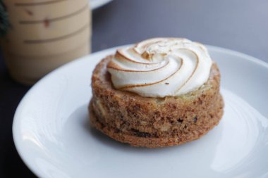 Gerçekten cezbedici bir tatlı. Pasta tabanının tepesine güzelce yerleştirilmiş yumuşak bir krema içeriyor.