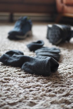Kirli çorap ve ayakkabı yerde. .