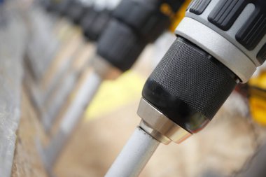 Sağlam bir çalışma yüzeyine sıkıca bağlı olan elektrikli matkabı gösteren detaylı bir manzara