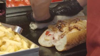 Inthe Caddesi 'nde tavuk dürümü hazırlıyorum. .