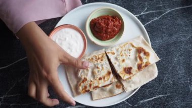 Lezzetli bir yemek için yoğurt ve canlı salsa ile servis edilen sıcak ekmeğin tadını çıkarın.