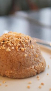 Ezilmiş fındıklı nefis bir tatlı, her özel gün ve kutlama için ideal.