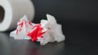 Açık yeşil arka plandaki dokularda kan var. .