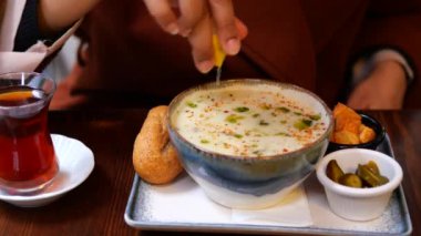 Bir el leziz bir limonu bir kase sıcak çorbaya sıkıştırıp lezzetini ve tadını arttırıyor.