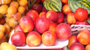 Enerji dolu hareketli ve canlı bir pazarda diğer meyvelerin arasında sergilenen mezeler