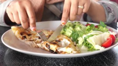 Masada sade yumurta omleti yemek. .