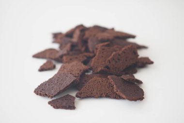 Lezzetli ve lezzetli çikolata kabukları temiz bir yüzeye güzelce saçılmıştır.