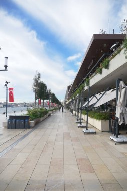 Türkiye istanbul 19 Haziran 2023. Galataport İstanbul. Yürüyen insanlarla Galataport manzarası.