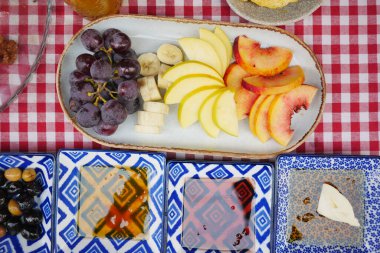Canlı bir taze meyve ve sos gösterisi, güneşli bir açık hava pikniğinde eğlenmek için ideal.