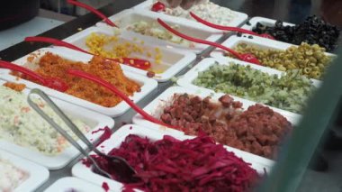 Etkili malzemeler ve lezzetli malzemeler servis kaselerinde ustalıkla dizilmiş.