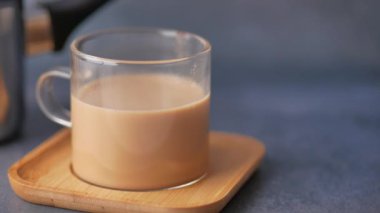 Bambu tepsilerinde iki fincan kahve kırsal bir yüzey üzerinde rahat bir atmosfer yaratır.