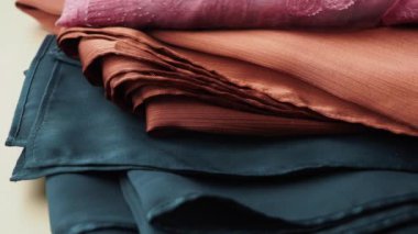 Moda veya iç tasarım için mükemmel, zengin renklerde lüks kumaşlar koleksiyonu..