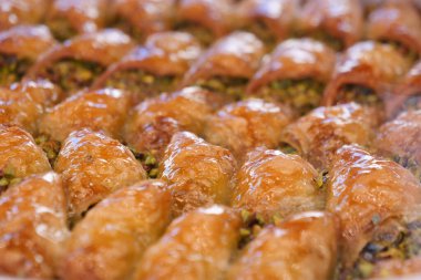 Şam fıstığı kırıntılarıyla serpiştirilmiş otantik baklava dilimlerinin tadını çıkarın.