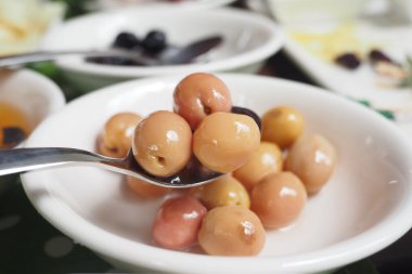 Lezzetli bir tatlı deneyimi için ideal, canlı, yenilebilir kürelerin yakın çekimi.