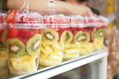 İstanbul Caddesi 'nde plastik kavanozda karışık meyveler satılıyor.