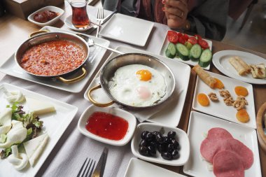 Canlı bir Türk kahvaltısı yumurta, zeytin, çeşitli sebzeler ve mükemmel süslerle.