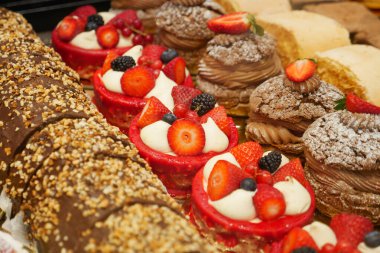 Taze çilek ve kremayla süslenmiş nefis hamur işleri.