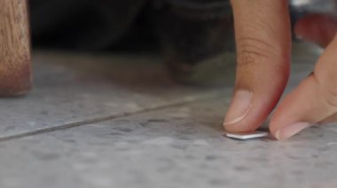 Fayansların üzerine bir telefon SIM kartı düştü. kayıp sim kart kavramı ,