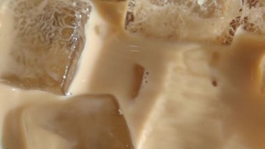 Buzları bir bardak kahveye doldur.