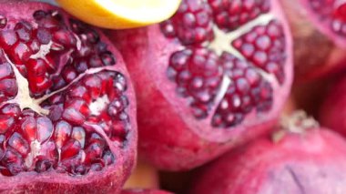 Canlı ve renkli narlar taze bir limon diliminin yanında güzel kemerlerini sergiliyorlar.