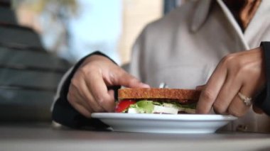 Eller Yakın Çekim Öğle Yemeği için Lezzetli Sandviç Hazırlıyor.