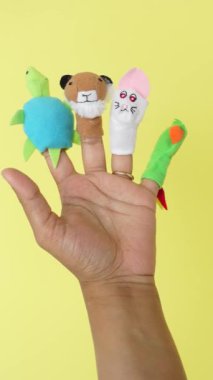 Bir çocuk eli yaratıcı ve yaratıcı oyun zamanı eğlencesi için canlı parmak kuklaları gösterir