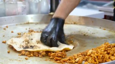 Yetenekli bir şef büyük bir ızgaranın üzerinde ağız sulandıran tavuk tacolarını ustalıkla hazırlar.