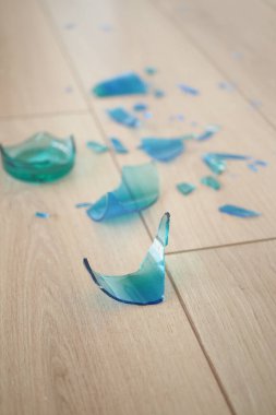 Zeminde cam kırılması