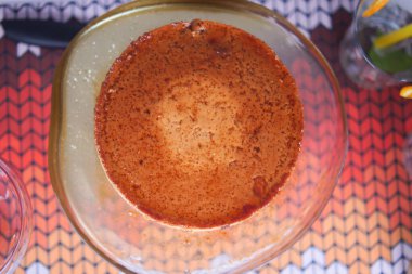  Masadaki tabakta karamel kremalı puding. ,