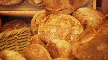 Büyüleyici bir fırın nefis bir zanaatkar ekmek seçimi sergiliyor.