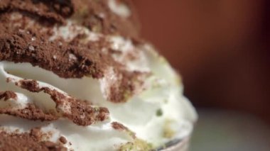 Kakaolu Tiramisu Tatlısının Yakın Çekimi.