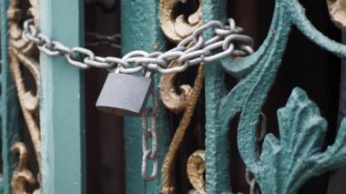 Ahşap bir kapı kapalı eski paslı kilit.