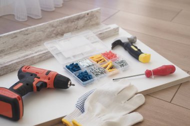 Yaratıcılık için güneşli ahşap zeminde canlı bir DIY araç ve malzeme koleksiyonu
