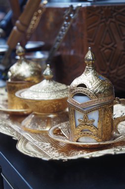 Bu klasik Fas çayı seti nefis altın işçiliği sergiliyor. Gerçek bir başyapıt.