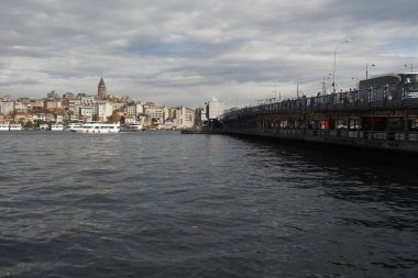 İstanbullar 'ın ikonik Galata Kulesi' nin dik durduğu liman manzarasının tadını çıkarın.